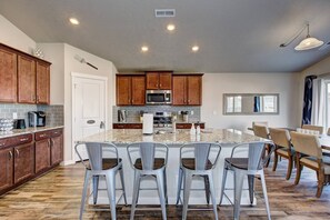 Fridge, microwave, oven, stovetop - Star Family Home | King Bed | 5 TVs | Walkable to Downtown and Albertsons (Star)