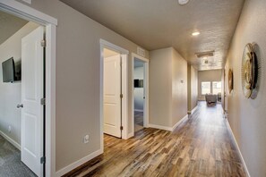Interior - Star Family Home | King Bed | 5 TVs | Walkable to Downtown and Albertsons (Star)