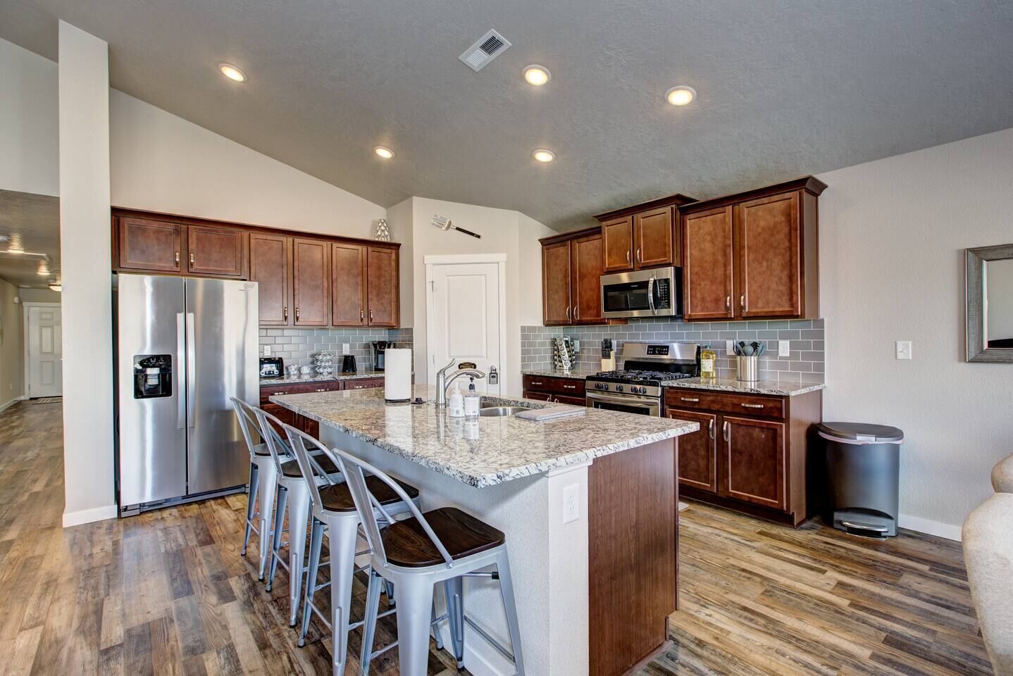 Kjøleskap, mikrobølgeovn, ovn og kokeplater