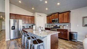 Kjøleskap, mikrobølgeovn, ovn og kokeplater