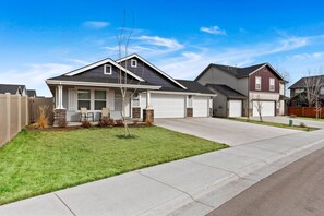 Exterior - Star Family Home | King Bed | 5 TVs | Walkable to Downtown and Albertsons (Star)