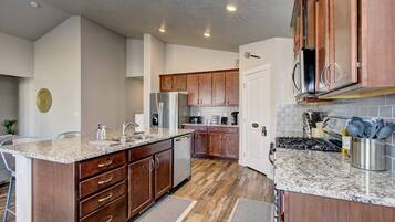 Refrigerador, microondas, horno, placa de cocina