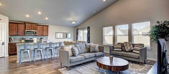 Gorgeous Star home ~ King Bed ~ 5 TVs ~ Walkable to Downtown Star and Albertsons