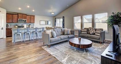 Gorgeous Star home ~ King Bed ~ 5 TVs ~ Walkable to Downtown Star and Albertsons
