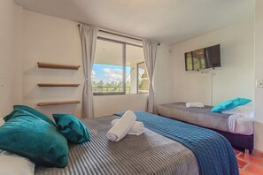 3 bedrooms, desk, iron/ironing board, free WiFi - Beautiful Villa Guatape-Peñol with nice lake views   (Antioquia)