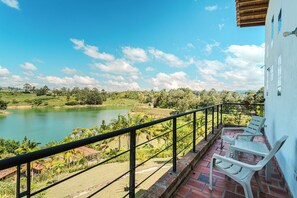 Property grounds - Beautiful Villa Guatape-Peñol with nice lake views   (Antioquia)
