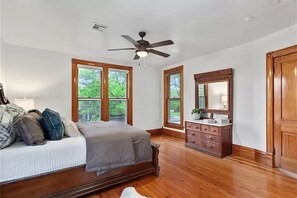2 bedrooms, desk, free WiFi, bed sheets