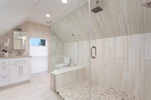 Dusche, Handtücher, Seife, Toilettenpapier