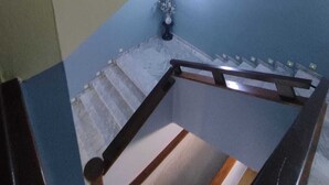 A staircase with wooden handrails and a light fixture on the wall. - Hotel El Molino de Pancorbo (Pancorbo)
