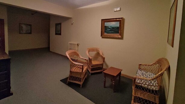 A room with wicker furniture, a framed picture on the wall, and a ceiling light. - Hotel El Molino de Pancorbo (Pancorbo)