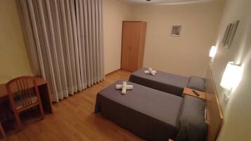 Twin kamer | Een bureau, een laptopwerkplek, gratis wifi, beddengoed