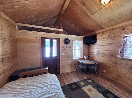 Free WiFi, bed sheets. bunkhouse near farm animals