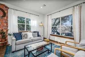 Een televisie en een kantoor