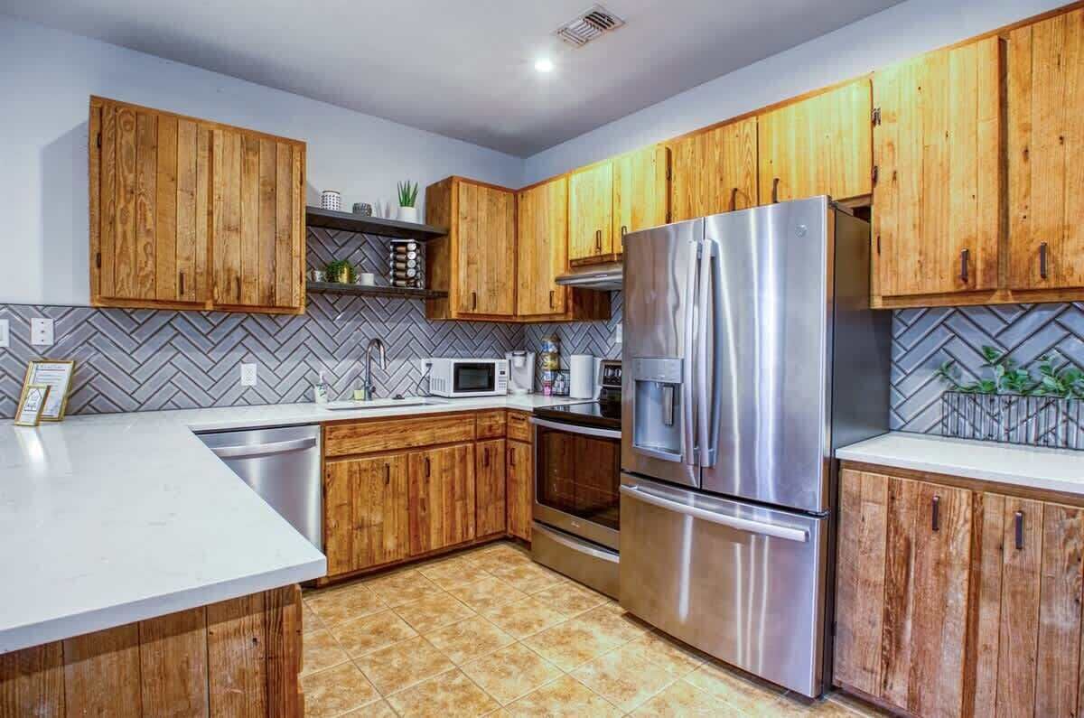 Kjøleskap, mikrobølgeovn, ovn og kokeplater