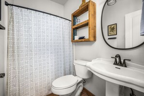 Ensemble douche/baignoire, sèche-cheveux, serviettes fournies