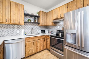 Een koelkast, een magnetron, een oven, een kookplaat