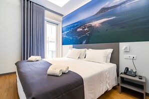 Een bureau, een laptopwerkplek, gratis wifi