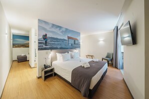 Camera familiare | Una scrivania, postazione laptop, Wi-Fi gratuito