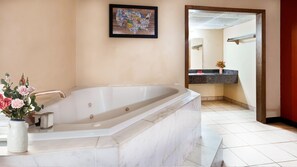 Deluxe Room | Bathroom - Marifah Inn (Salina)