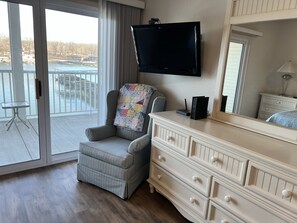 Smart TV, fireplace - Lake Lodge Condo overlooking The swimming pool and the Lake of the Ozarks (Sunrise Beach)