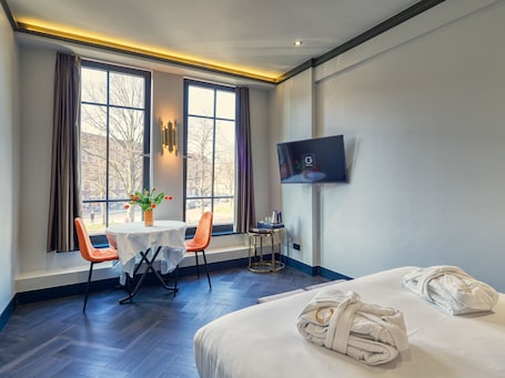 Desk, laptop workspace, free WiFi, bed sheets. Triple G Hotels