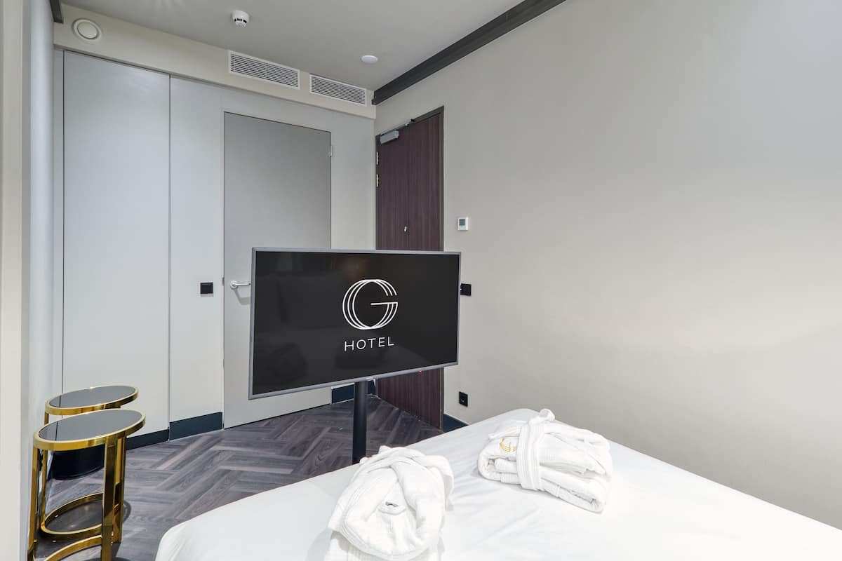 Small Double bed Room | Desk, laptop workspace, soundproofing, free WiFi