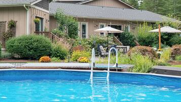 Een buitenzwembad, een verwarmd zwembad