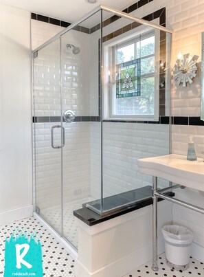 Ensemble douche/baignoire, sèche-cheveux, serviettes fournies, savon