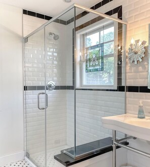 Ensemble douche/baignoire, sèche-cheveux, serviettes fournies, savon