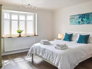 4 bedrooms, free WiFi, bed sheets - 4 bedroom accommodation in Middleton-on-Sea, near Bognor Regis (Bognor Regis)