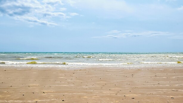 A beach with a clear sky and calm sea. - 4 bedroom accommodation in Middleton-on-Sea, near Bognor Regis (Middleton-on-Sea, near Bognor Regis)