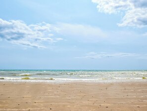 A beach with a clear sky and calm sea. - 4 bedroom accommodation in Middleton-on-Sea, near Bognor Regis (Middleton-on-Sea, near Bognor Regis)