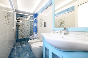 Shower, hair dryer, bidet, towels - Delightful apartment located one minute from Lungomare Caracciolo (Naples)