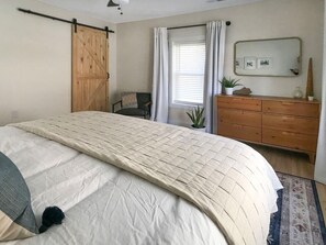 3 bedrooms, desk, iron/ironing board, travel crib