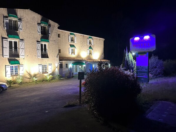 Un hôtel dont l’enseigne indique qu’il propose un restaurant et un bar.