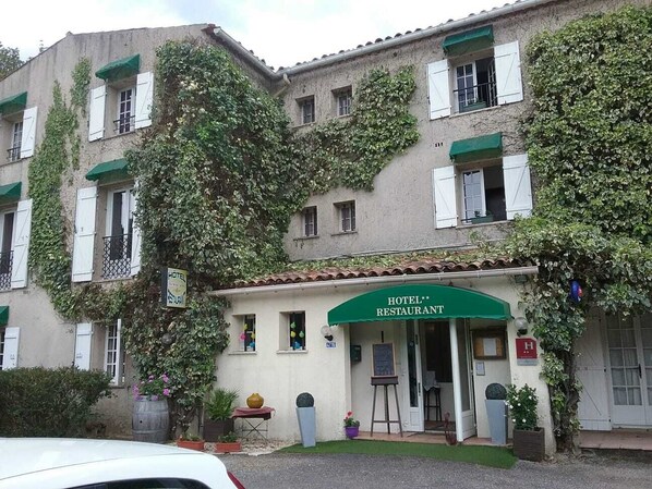 Front of property - Human Hotel Résidence  (Villecroze)