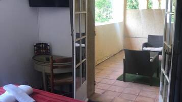 Comfort driepersoonskamer, Meerdere bedden, niet-roken, uitzicht op rivier | Luxe beddengoed, bedden met traagschuimmatrassen, een bureau