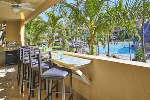 Outdoor dining - Resort Condo w/ it all! Pool/Courtyard views,  terrace bar, 1blk to Medano Beach (Cabo San Lucas)
