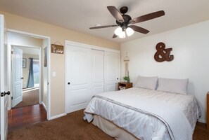 3 habitaciones, tabla de planchar con plancha, wifi y ropa de cama 