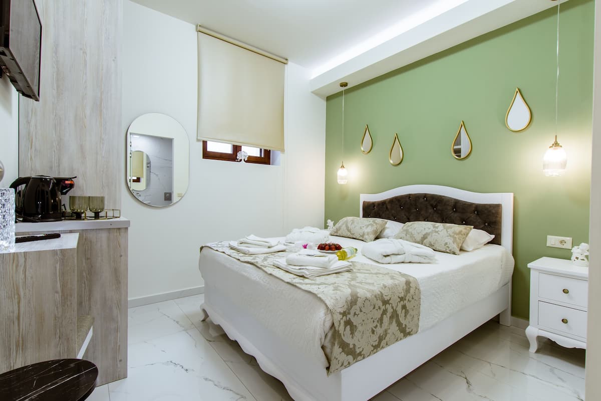 1 bedroom, hypo-allergenic bedding, in-room safe, individually decorated