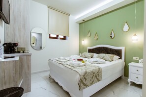 Premium Apartment | Hypo-allergenic bedding, in-room safe, individually decorated - Konmari boutique suites (Chania)