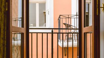 Apartemen Deluks | Seprai antialergi, brankas, dan didekorasi berbeda-beda