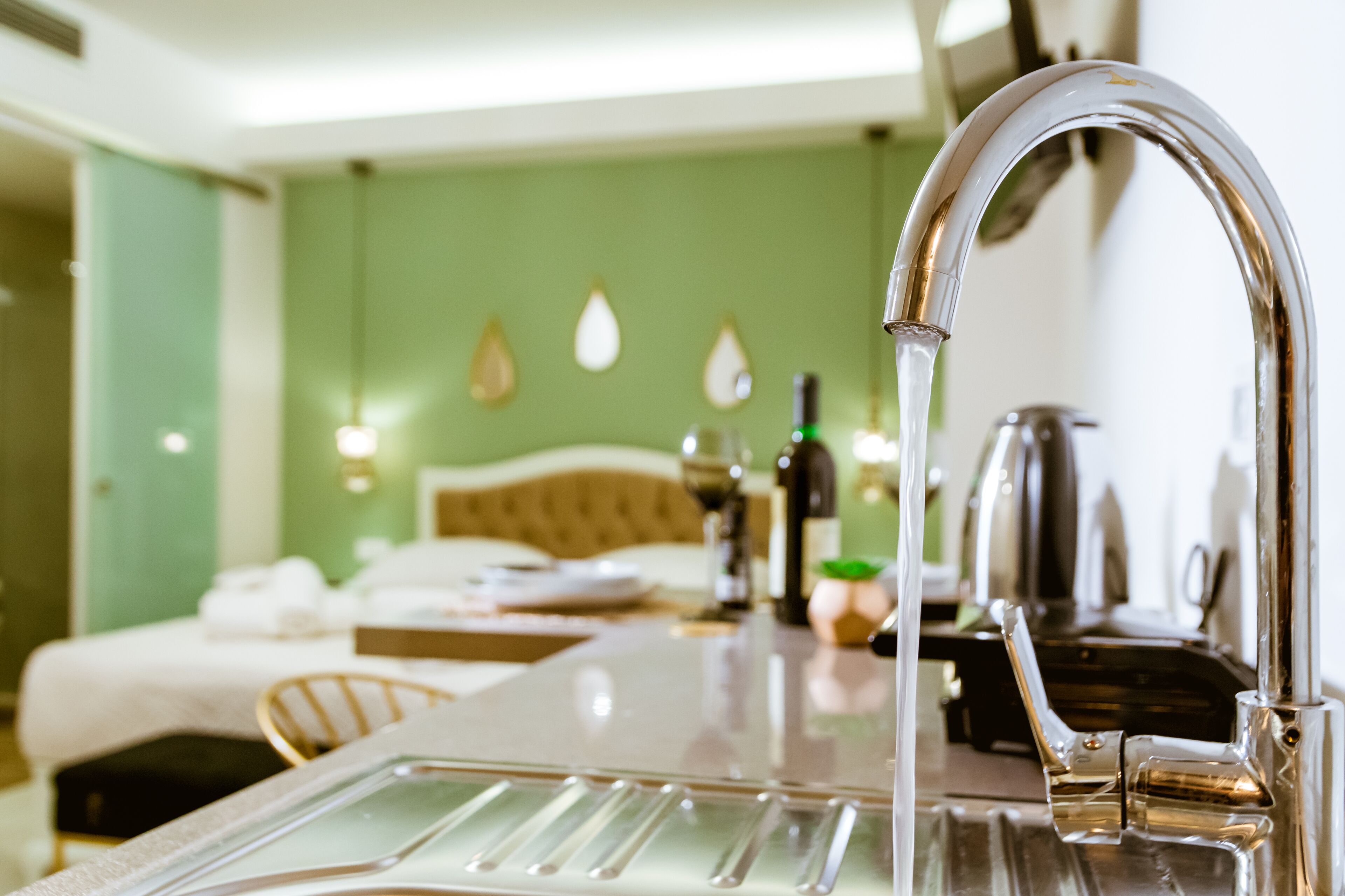 Ein modernes Badezimmer mit Duschkabine aus Glas, sichtbarer Toilette und Waschbecken mit fließendem Wasser.
