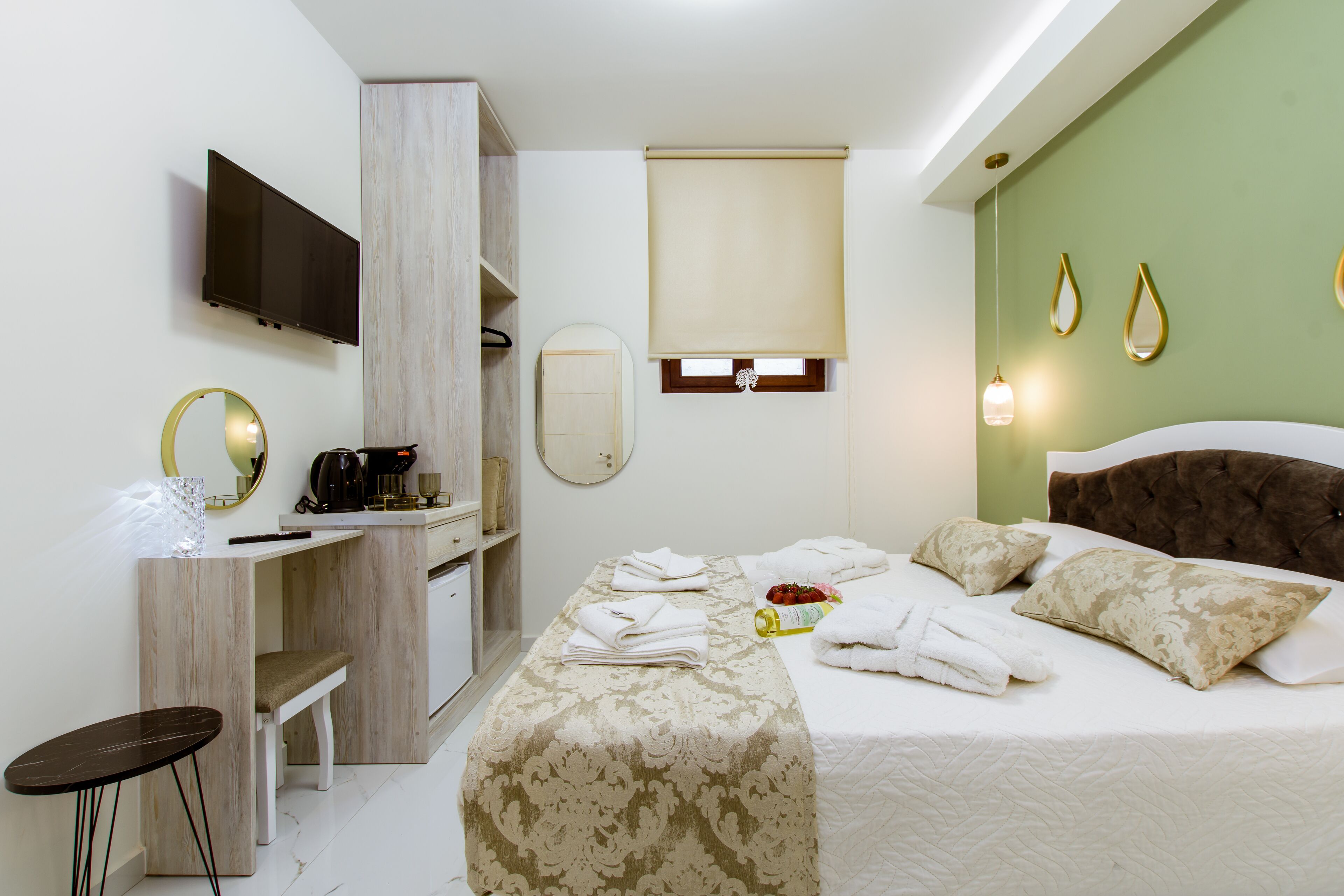 Une chambre d’hôtel comprenant un lit, un bureau, une chaise, une télévision et une salle de bain.