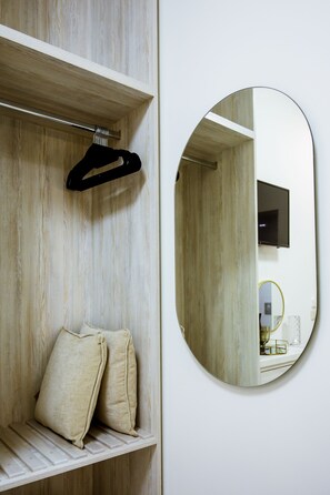 Premium Apartment | Hypo-allergenic bedding, in-room safe, individually decorated - Konmari boutique suites (Chania)