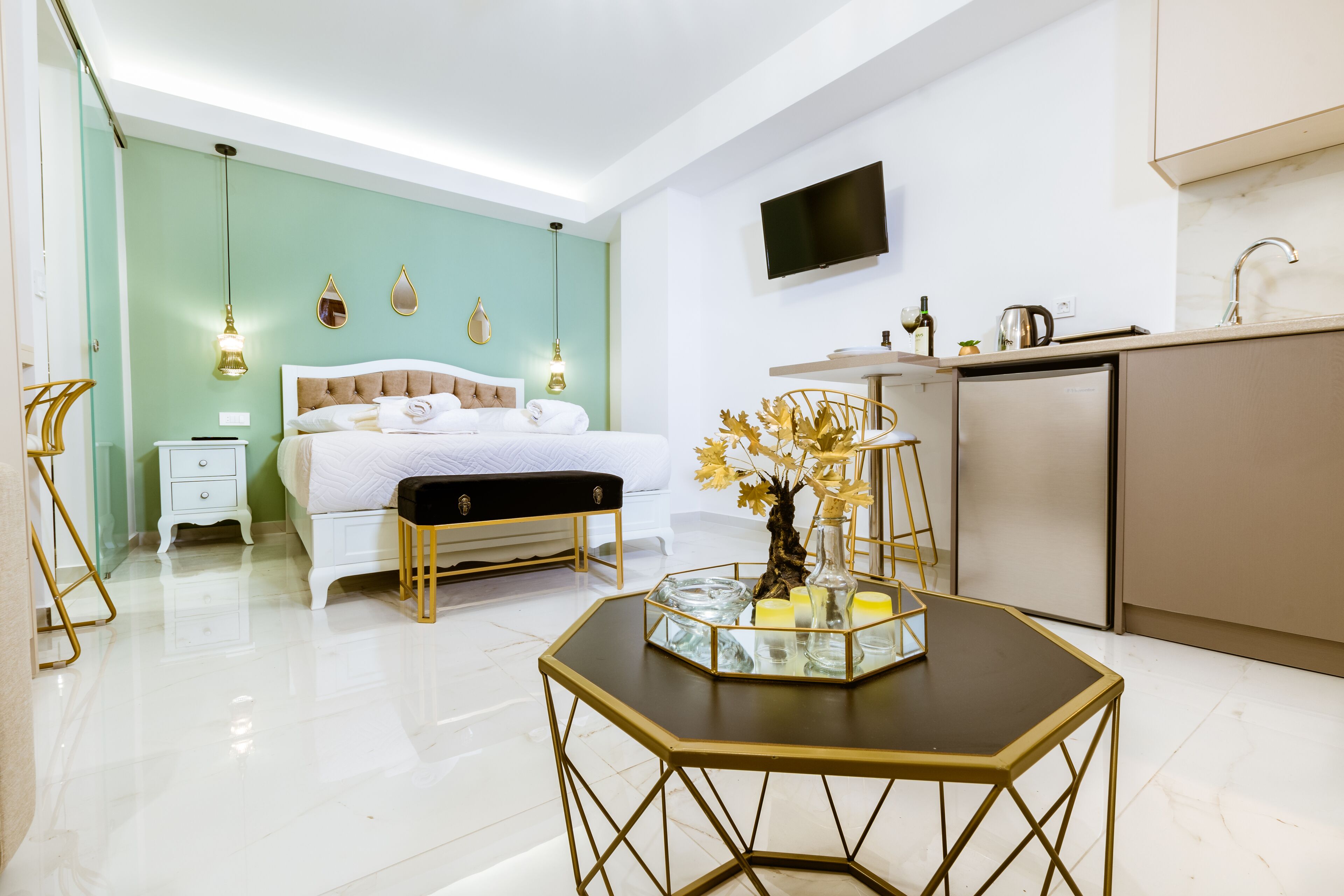 Apartemen Standar, 1 Tempat Tidur Queen dengan tempat tidur Sofa | Seprai antialergi, brankas, dan didekorasi berbeda-beda