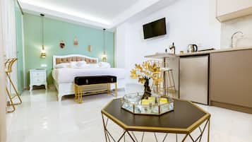 Apartemen Standar, 1 Tempat Tidur Queen dengan tempat tidur Sofa | Seprai antialergi, brankas, dan didekorasi berbeda-beda