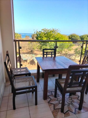 Outdoor dining - Cosy studio apartment (Mombasa)