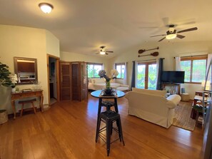 Smart TV, books, stereo - Private guest house on gorgeous tropical 3 acre estate perfect central location. (Keaau)