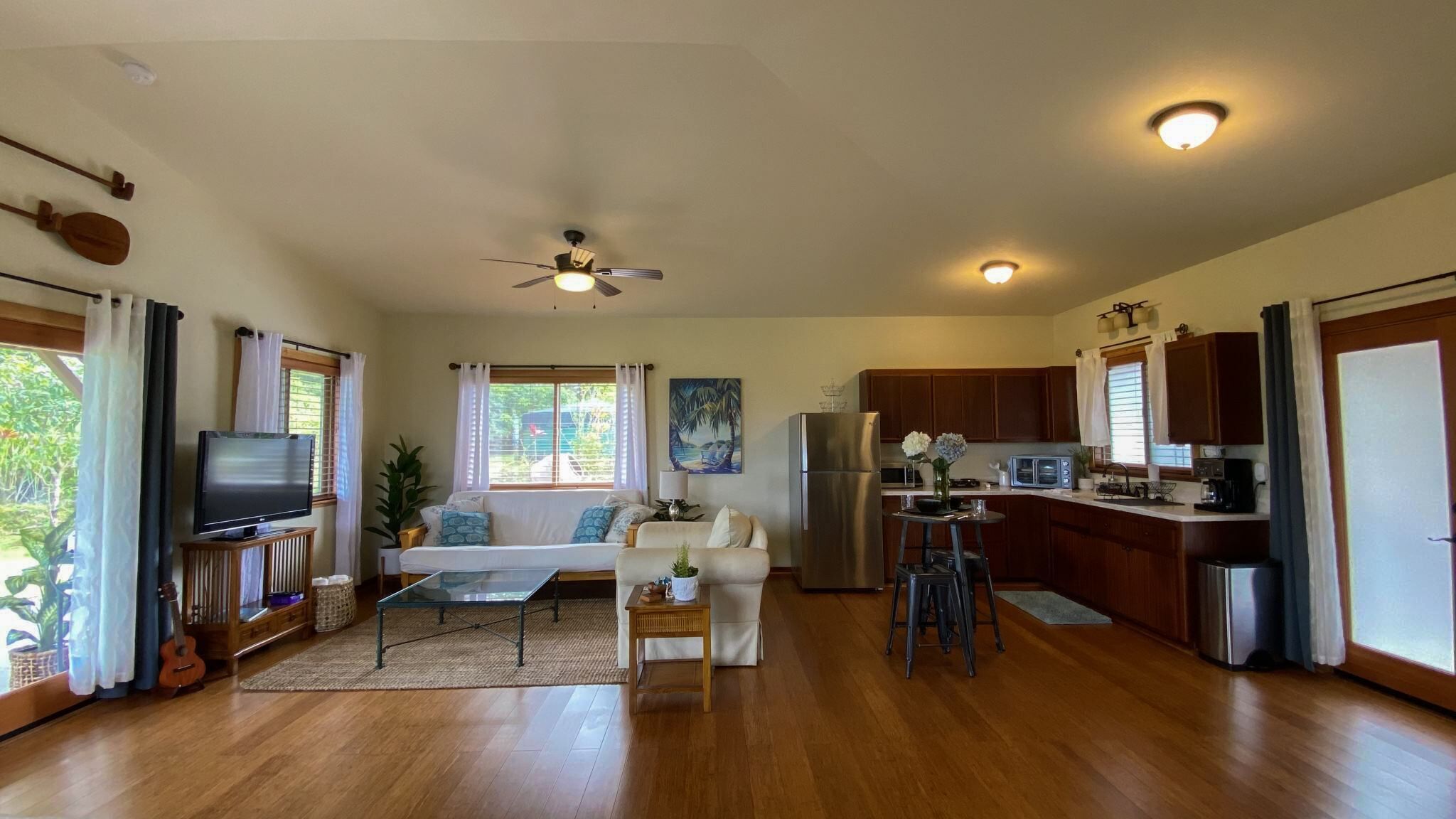 Guest House on gorgeous tropical private 3 acre estate perfect central location.